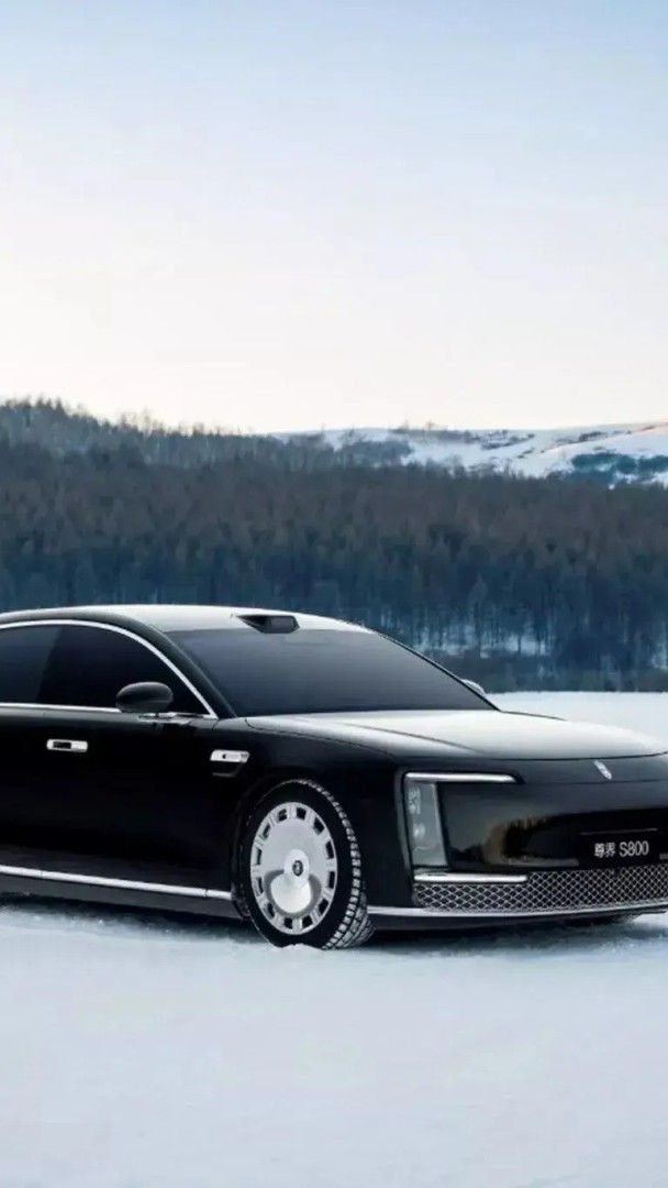 Les riches chinois se ruent sur cette voiture ultra luxueuse 🚘✨🇨🇳 Elle fait mieux que les berlines premium allemandes : la Huawei Maextro S800, écoulée à plus de 10.000 exemplaires, est le modèle de luxe le plus vendu en Chine en 2025. 🎙️ Justine Vassogne