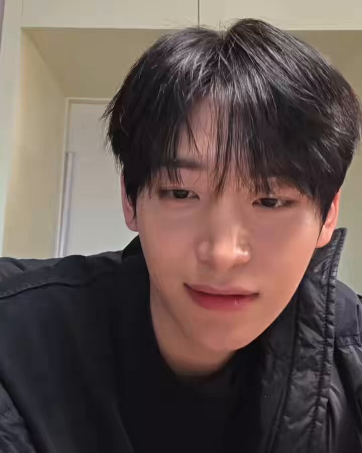 jungmo said starship is a company that treats them well. the members really want to work hard so the company tries to give support. like when seongmin said he wanted to do the theater thing, they proceed it right away. but he said “but don’t get a job there” 😂😂😂😂