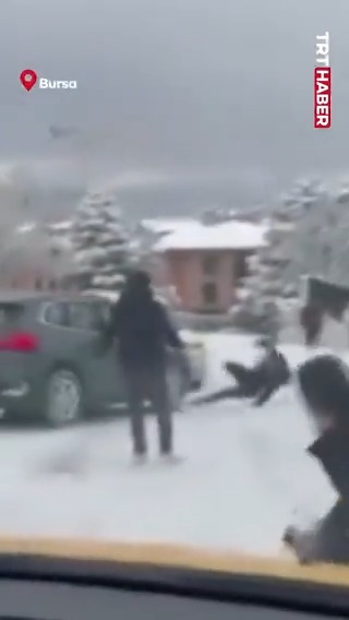 Bursa'da bir vatandaş, kar ve buzlanma nedeniyle kayan aracın altında kalmaktan son anda kurtuldu.