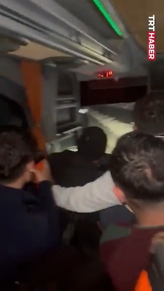 Diyarbakır'da buzlanma nedeniyle yolcu otobüsünün şarampole devrildiği anlar: