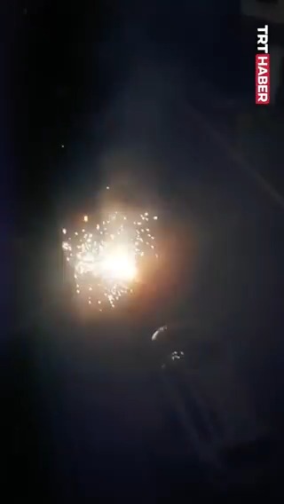 Arnavutköy'de elektrik kabloları bomba gibi patladı, 2 araçta hasar oluştu.