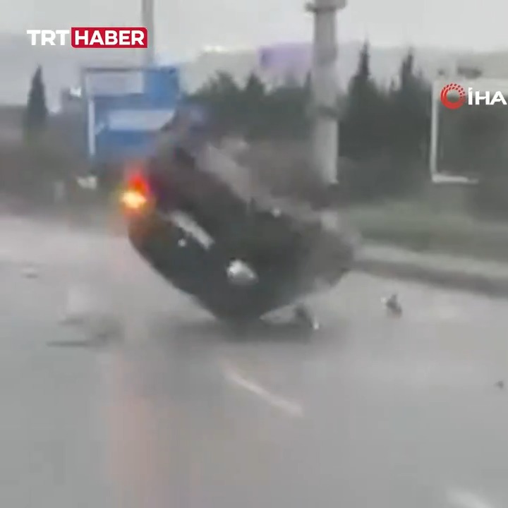 Kocaeli’de makas atarken kontrolünü kaybeden bir sürücü kaldırıma çarpıp takla attı.