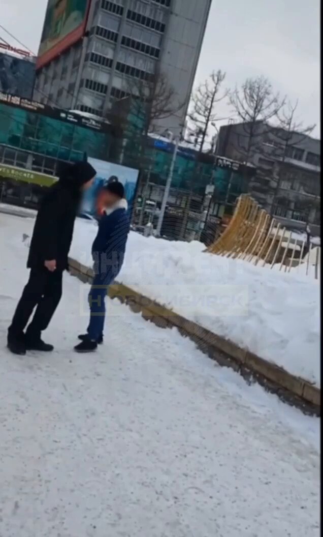 Абу-бандиты «отрабатывают» телефоны на улицах Новосибирска Вот что пишет автор видео: "Хочу поделиться видео инцидента, который произошёл прямо у меня на глазах на площади Ленина. Неизвестный мужчина в джинсовом костюме подошёл ко мне и сказал: «Дай мне свой телефон». Я проигнорировал его и ушёл. Примерно через десять минут я увидел, как он с кем-то разговаривает. Я понял, что сейчас произойдёт что-то серьёзное, поэтому начал снимать на видео. Он ударил мужчину и свистнул своим друзьям, которые были неподалеку. Это группа парней, которые занимаются подобными вещами уже довольно давно. Очень тревожно видеть такое средь бела дня. Этот нападавший, перед полицией, конечно, пытался заявить о своей невиновности, но есть видео, которое доказывает, что он неправ."