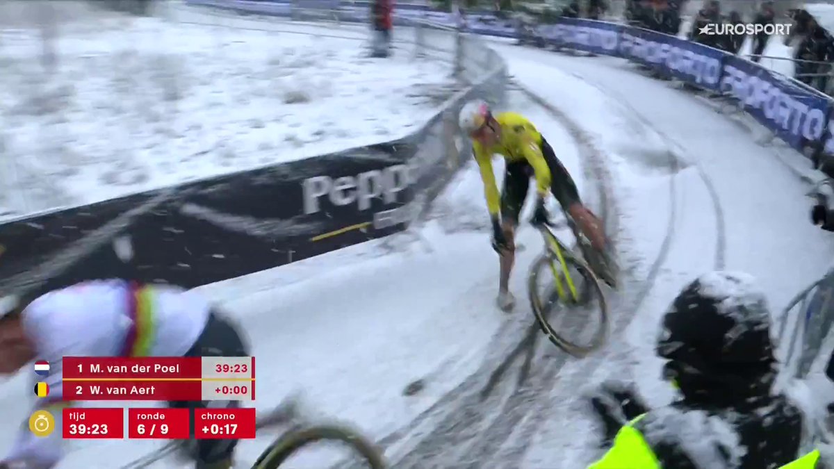 🚴🇧🇪 | Ach nee, valpartij Van Aert... Van der Poel rijdt uiteraard door, maar voor het eerst moet WVA opgeven. Hij heeft duidelijk pijn... 💥💥 #cyclocross 📺 Cross kijk je op HBO Max
