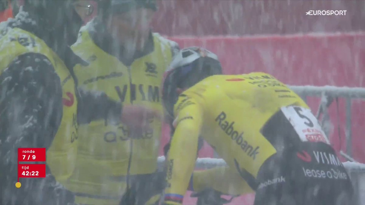 El dios del ciclismo le debe 𝒎𝒖𝒄𝒉𝒂𝒔 a Van Aert. Wout abandona el #Zilvermeercross de Mol tras volver a lastimarse la misma pierna que en su caída de La Vuelta 2024. #ciclocross | #ExactCross