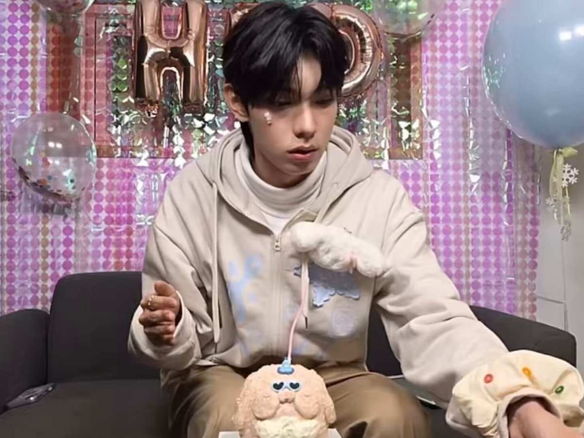 아 ㅁㅊ 립우 라이터 쓰는 방법 모르나봐 ㅋㅋㅋㅋㅋ 라이터 어리둥절하게 받더니 다시 돌려드림