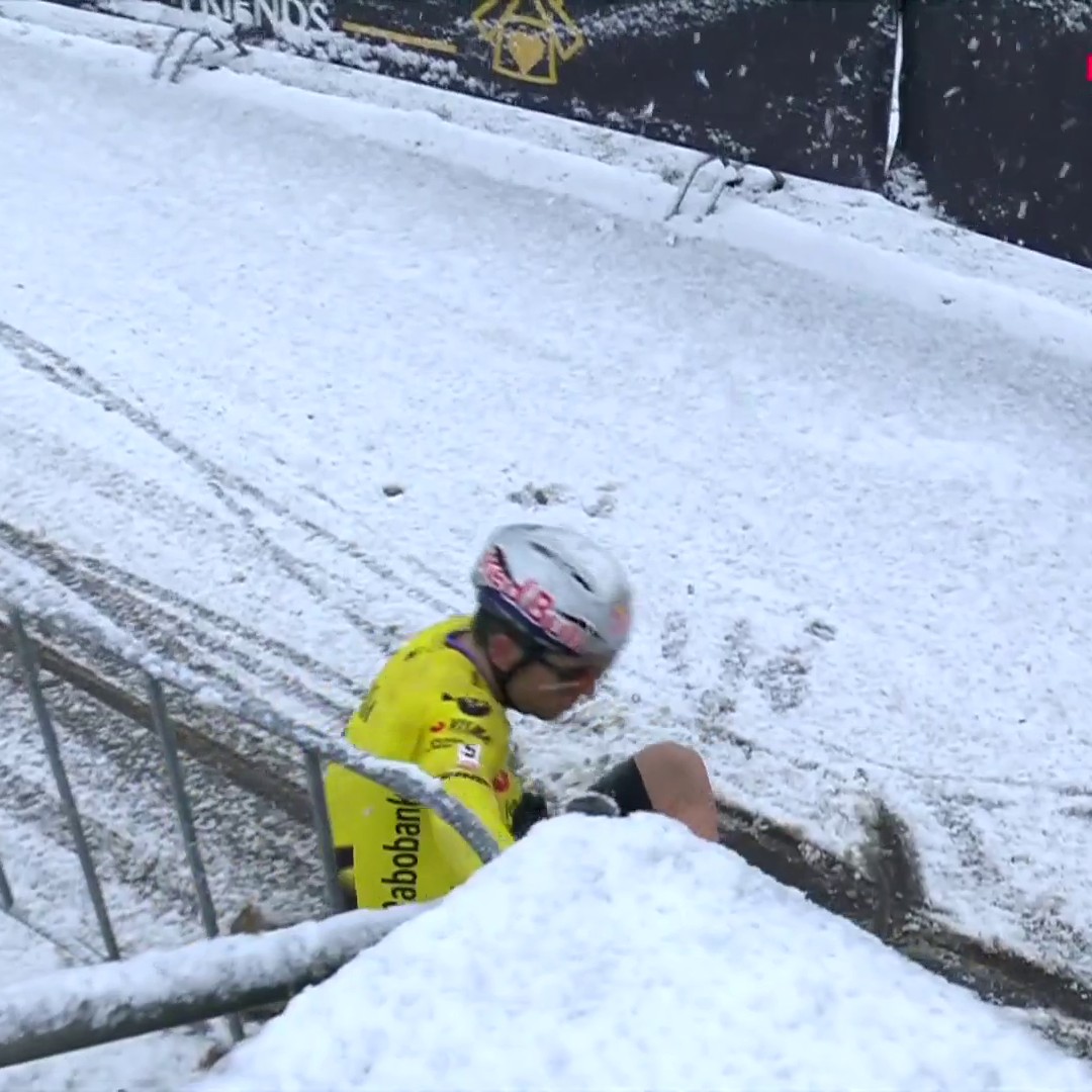 La chute de Van Aert avant son abandon quelques minutes plus tard 😬 #LesRP