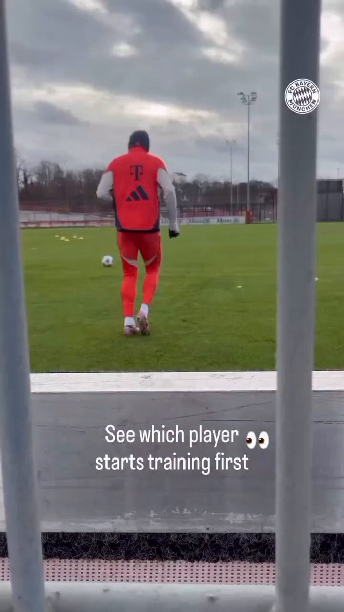Jamal Musiala, first Bayern player to resume training after the winter break. The rest of the team will undergo their performance tests tomorrow and restart training on Sunday 🎥 FC Bayern München