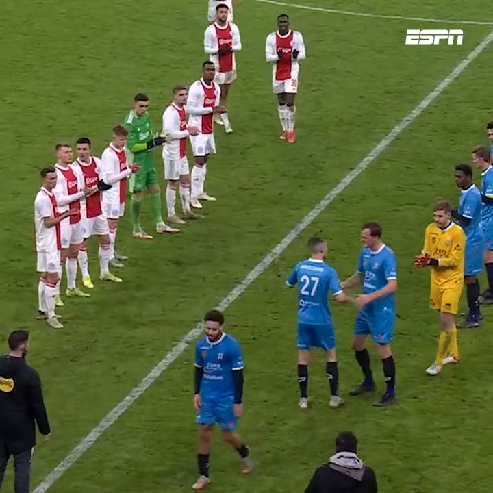 Üç yıl önce Hollanda Kupası'nda Ajax, Excelsior Maassluis'i 9-0 yeniyordu. 89. dakikada, şu anda fibula kanseri nedeniyle kemoterapi gören Devin Plank oyuna girerken, her iki takımın oyuncuları da duygusal bir şeref koridoru oluşturdu 👏