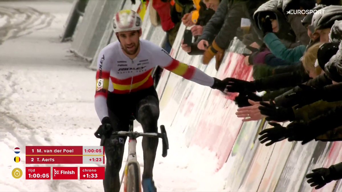 Van der Poel, el campeón de Europa Toon Aerts… y un tío de ALICANTE 🔥 El gran Felipe Orts Lloret 🇪🇸 firma su primer podio de la temporada en una carrera espectacular bajo la nieve y en la que solo pudieron acabar ¡13! corredores El mérito es incalculable