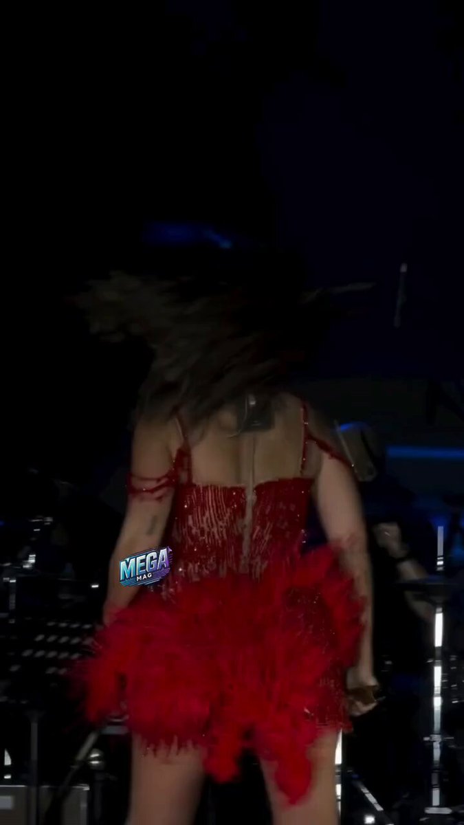 Hadise’nin Kıbrıs’taki yılbaşı sahnesinde dansçısıyla sergilediği performans sosyal medyayı salladı.