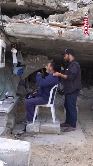 Yıkıntıların arasında hayata tutunmak… Gazzeli berber Bassem el-Ghafari, katil İsrail'in saldırılarında yıkılan evinin enkazında kurduğu derme çatma düzenekle mesleğini sürdürmeye çalışıyor.