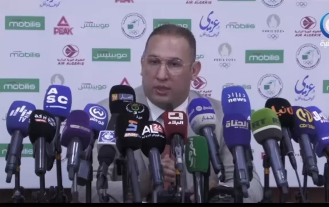 🚨سرقة الوفد الجزائري كرتين⚽️ من ملعب مولاي الحسن ⚠️ليست الحادثة الأولى ⚠️سبق أن سرقوا أغراض الغرف خلال الألعاب الأولمبية في طوكيو سنة 2021، حيث تم تغريمهم ب 250 ألف ين 🇯🇵 #AFCON2025