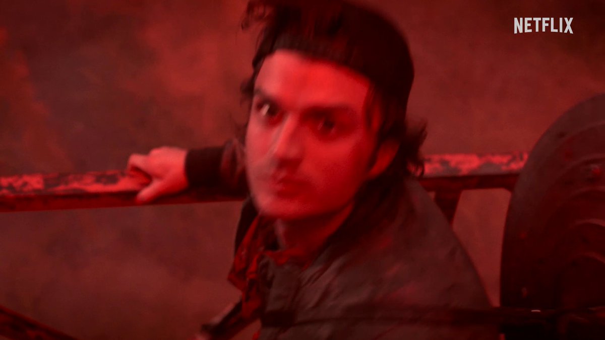 ‼️ ALERTA SPOILERS ‼️ Los peores cinco segundos de mi vida fueron cuando casi le pasa algo a Steve Harrington 😭🕯️ ¡El episodio final de Stranger Things ya está disponible!