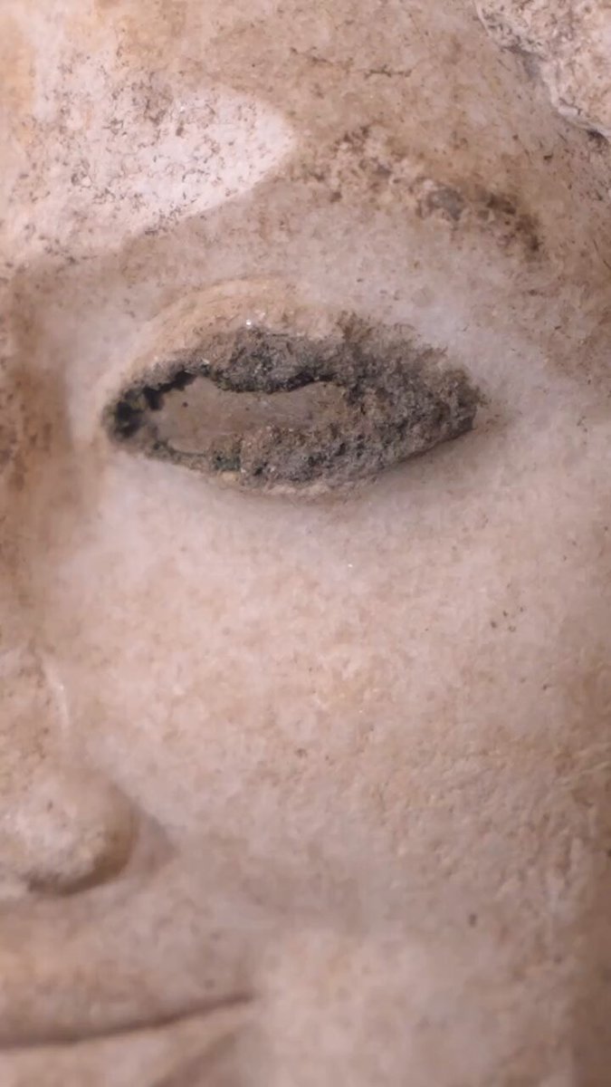 Mirad qué impresionante. La cabeza de una bellísima kore griega (principios s. V a.C.) ha sido hallada en la antigua ciudad etrusca de Vulci, en la región italiana de Lacio. Se trata de un descubrimiento excepcional, dada la escasez de este tipo de esculturas fuera de Grecia 🧵👇
