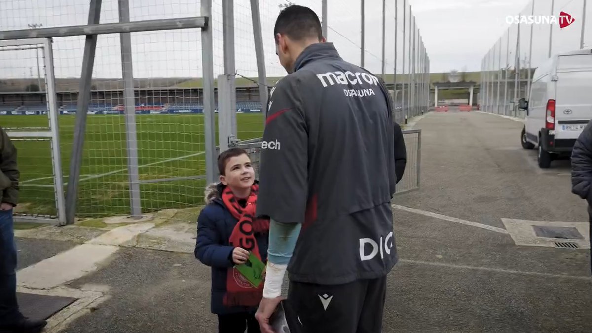 🥰🥺 Sergio Herrera recibió una carta de parte de Javier, un joven portero que le trasladó su admiración y cariño. Hoy, Javier ha recibido una gran sorpresa en Tajonar.