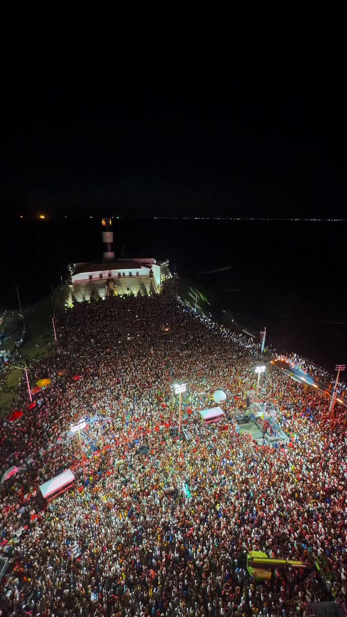 O CANTO DESSA CIDADE É NOSSO! ❤️ Mais de 100 mil pessoas cantando no Farol da Barra músicas que são minhas e são nossas. Sobre o nosso povo, a nossa terra e a nossa cultura. Te amo, minha gente! Somos mais fortes juntos.