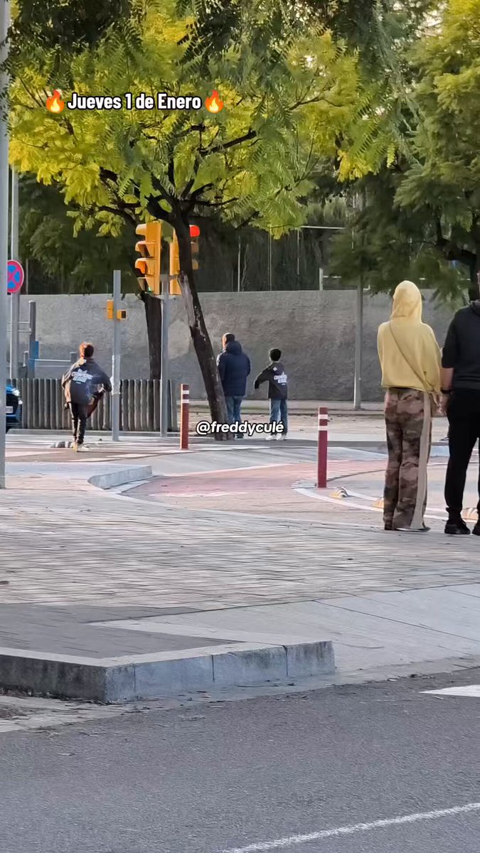 Ayer día 1 de enero desde Barcelona comunican que Lamine Yamal no entrena por malestar y hoy está perfecto Le ves la cara como llega y tienes que reírte como lavan todo