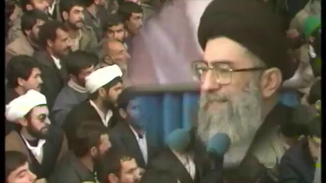هذا خطاب لخامنئي في يوم 27 ديسمبر 1989 حول انهيار الأنظمة الديكتاتورية، بالتزامن مع سقوط دكتاتور رومانيا، قال فيه النص الاتي: "لقد رأيتم رومانيا، كم أنفق دكتاتورها من المال والسلاح لتلميع وجه نظامه. كان النظام الحديدي فيها محكما لدرجة انهم لم يتصوروا يوما أنه سينهار، لكنه انهار. لقد عاند تشاوشيسكو، لكن ارادة الشعب كانت اقوى. فليعتبر الديكتاتور الذي يحكم بقوة السلطة والقمع رغما عن إرادةالشعب. اتفق تماما مع ما قاله خامنئي في العام 1989 .. لكن الموضوع ينطبق عليك حرفيا الآن .. نظامك حديدي، وتحكم بقوة السلاح، وتواجه ارادة الشعب، فلا نهاية تراودك الان سوى الانهيار .. ان لم يكن اليوم فغدا. يبدو ان القوة تمحو ذاكرة الحكام .. نسى خامنئي انه كان ينظر لمبدأ سقوط الدكتاتوريات في العالم مهما طال عمرها، وها هو اليوم يناقض خطاباته قبل نحو 3 عقود. سلطة المليشيات في العراق كذلك .. نست ذاكرة الحكم الصدامي .. وسيجري عليها ما يجري على كل الانظمة الدكتاتورية. التاريخ يعيد نفسه باكثر اشكاله مرارة، فالشخص الذي دعا الاخرين يوما لأخذ العبرة من النهايات الدكتاتورية، يتحول الى مادة لاعتبار التأريخ. في عقدي الثمانينات والتسعينات وحتى بداية الالفية الثانية، كان شعار الشعب الايراني الاوحد هو "مرگ بر ضد ولاية فقيه" اي الموت لمن يعادي ولاية الفقيه، واليوم الشعار الأعلى هناك هو "مرگ بر خامنئي قاتل"، و "مرگ بر دكتاتور"، يعني الموت لخامنئي القاتل، الموت للدكتاتور.