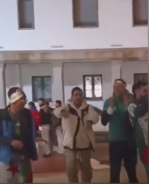 🔴🔴|| تخيلوا معي أن هؤلاء الجزائريين في هذا الفيديو أسفله 👇 هم أرقى الأنواع من مجتمع "العالم الآخر"، لأنهم استطاعوا شراء تذكرة سفر لتشجيع #الجزائر بكأس افريقيا وتحقيق شروط التأشيرة الالكترونية... شاهدوا كيف يتصرفون بغوغائية في الشارع العام وهم يطلقون موسيقى صاخبة باستعمال مكبرات الصوت في الليل بدون أي حياء !!! يا حسرتاه.... أجود أنواع الجزائريين يتميزون بالفوضى و"تهركاويت".... تخيلوا معي لو لم يقم #المغرب بغربلتهم عببر التأشيرة الالكترونية لرأينا العجب لعجاب ..... يا لطيف ‼️‼️