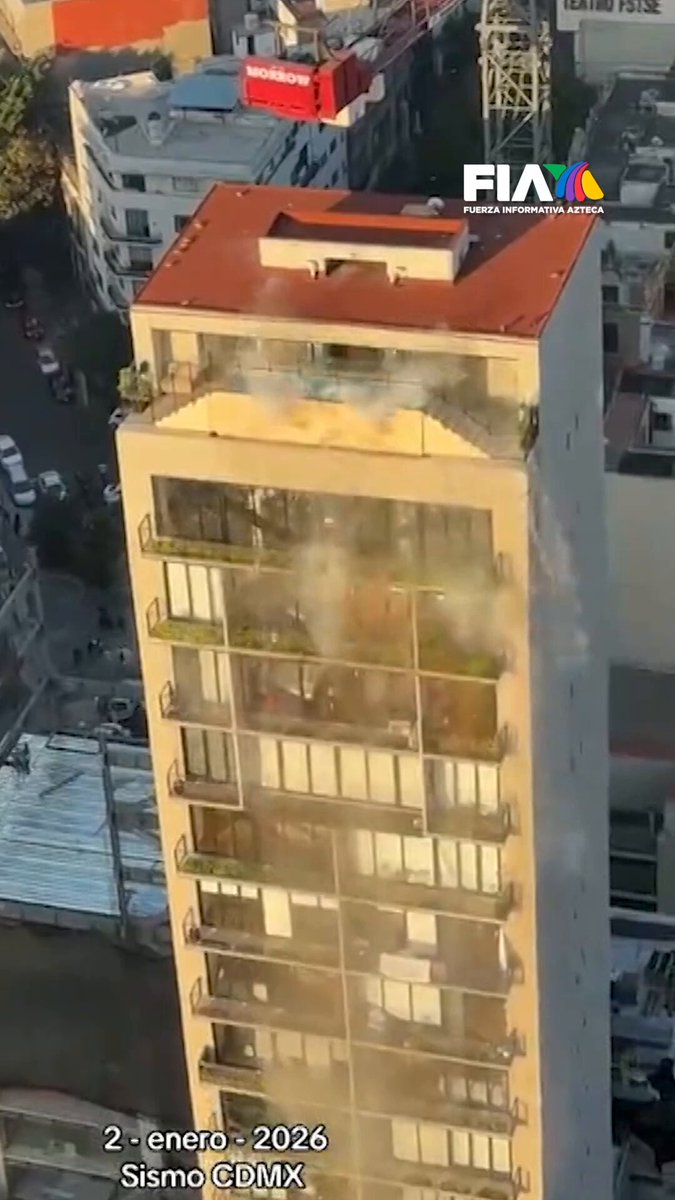 #CDMX | Colonia Tabacalera Usuarios compartieron el momento en que un edificio de más de 20 pisos se sacudió con el #sismo. El agua de una piscina en la parte superior cayó hacia los pisos inferiores. Autoridades de la alcaldía Cuauhtémoc descartaron daños estructurales en este y otros inmuebles de la zona. ALEJANDRO VILLALVAZO 🧠 con la información en #HechosMeridiano