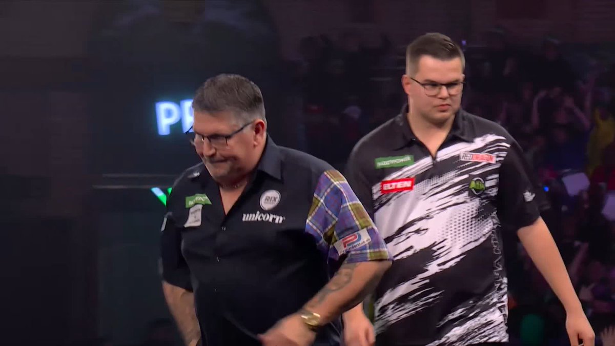 VAN VEEN HITS BACK! This could be SOME game! 🔥 Gian van Veen averages over 113 in an explosive second set to level up proceedings against his darting idol Gary Anderson! 📺 #WCDarts | SF