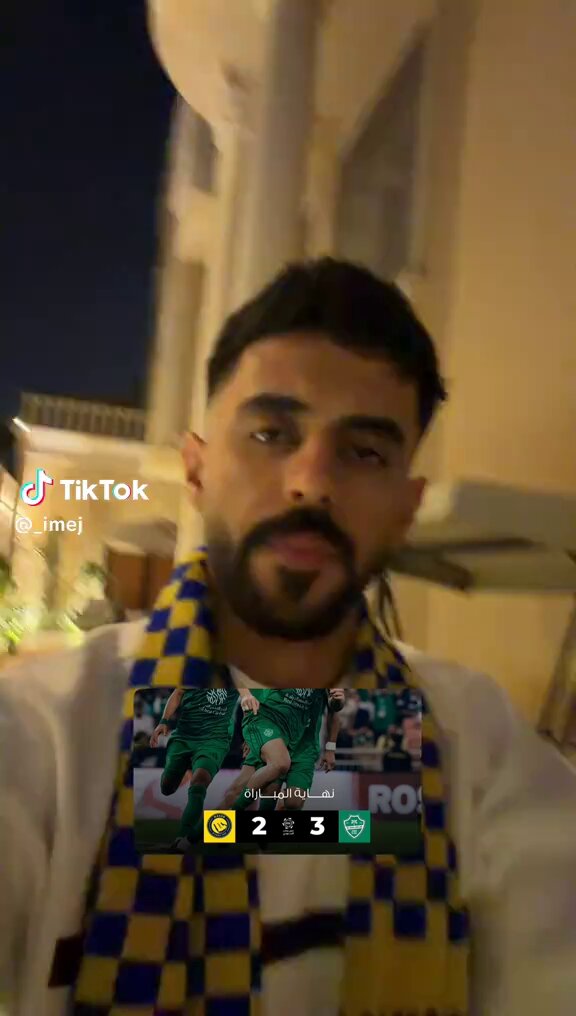 ياجماعة ذولي مرضى والا وشفيهم يقول اول مره يشوف الاهلي يلعب بهذا الحماس ويقاتل.!!! ليه تبيه يفتح مرماه لك ويخليك تفوز.؟! الاهلي يبي يخدم نفسه قبل اي شي هو الان بفوزه عليكم دخل كمنافس على الدوري الاهلي ماعمره خدم الهلال ولا فكر يخدم الهلال بس انتم وناديكم سبك خدعكم جدول الدوري عطوكم كل المباريات السهله فالبدايه الان هذا واقعكم قدام الفرق المنافسة