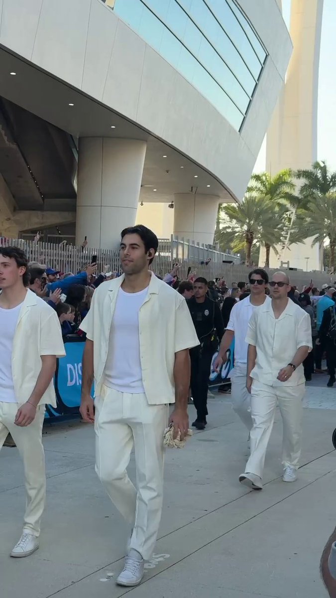The Rangers have arrived for the Winter Classic in Miami Vice style ⚪️🔥 (Via NHL)