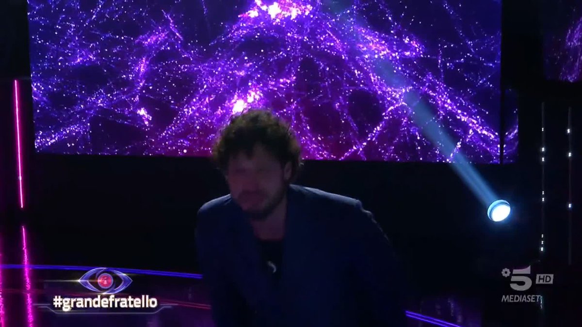 “le hai mangiato in testa” seduta su un divano a guardare questa cosa in diretta diocsane