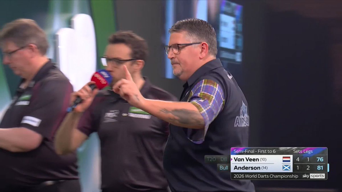 ANDERSON BACK IN IT! Gary Anderson is producing darts from the GODS right now! The Flying Scotsman halts Van Veen's rampant run to reduce the arrears to 4-2! 📺 #WCDarts | SF