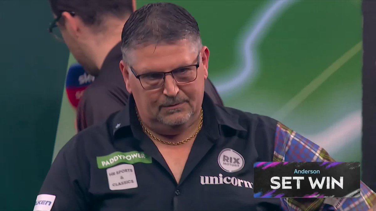 ANDERSON FIGHTING BACK! What an incredible game of darts this is! Gary Anderson comes back off the canvas to cut the deficit to 4-3, and Gian van Veen suddenly has something to think about! 👀 📺 #WCDarts | SF