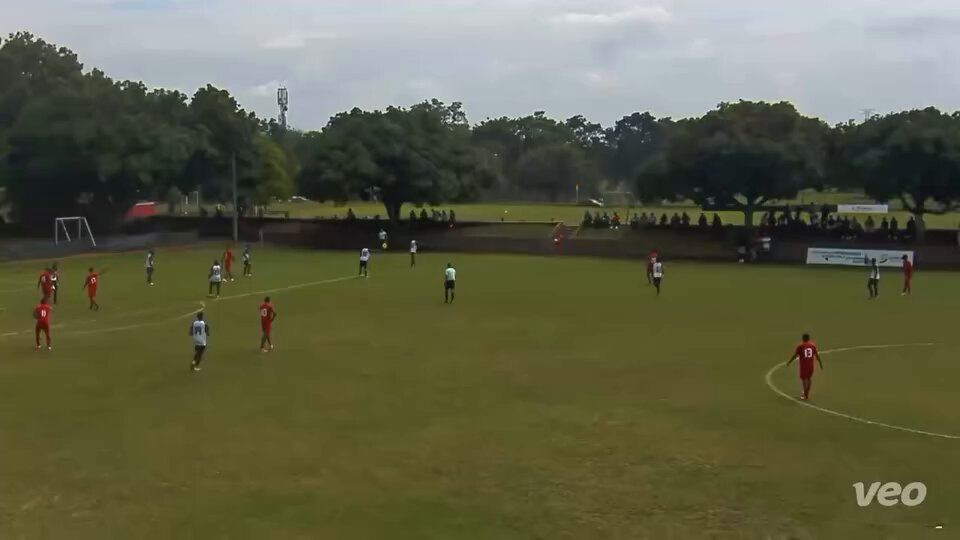 Jugadores Sub-20 de América de Cali que deberían integrar la pretemporada 2026 Basado en rendimiento – Temporada 2025 1️⃣ Jhon Edwin Zapata Posición: Volante interior Categoría: 2006 De acuerdo con el análisis realizado por Unidad Escarlata, Jhon Edwin Zapata fue el jugador con mayor regularidad y continuidad en la categoría Sub-20 de América de Cali durante el año 2025, consolidándose como una pieza clave en el esquema del director técnico David Suárez. Zapata no solo fue constante en su rendimiento, sino que también se convirtió en uno de los máximos referentes ofensivos del equipo, registrando un total de 19 goles a lo largo del año, una cifra sobresaliente para un volante interior. 🔎 Análisis futbolístico Volante con gran capacidad de llegada al área Olfato goleador pese a no ser un ‘9’ natural Excelente timing para pisar el área rival Destaca por su capacidad de pase, claridad en salida y asociación en corto y mediano rango Aporta equilibrio entre función ofensiva y lectura del juego 📌 Conclusión Por su regularidad, impacto en goles y madurez futbolística, Jhon Edwin Zapata reúne los argumentos suficientes para ser considerado en la pretemporada del equipo profesional, donde podría iniciar un proceso de adaptación al alto rendimiento y competir por un lugar en la plantilla principal.