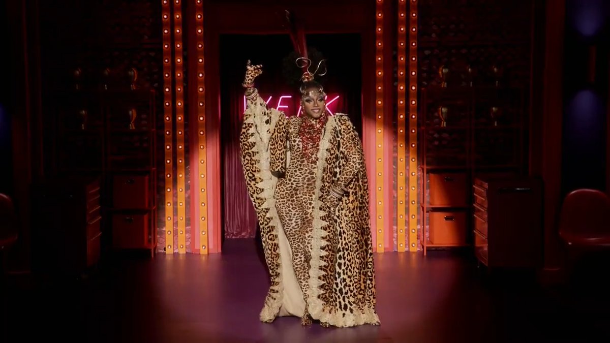 All rise for Queen V! 🌟 #DragRace