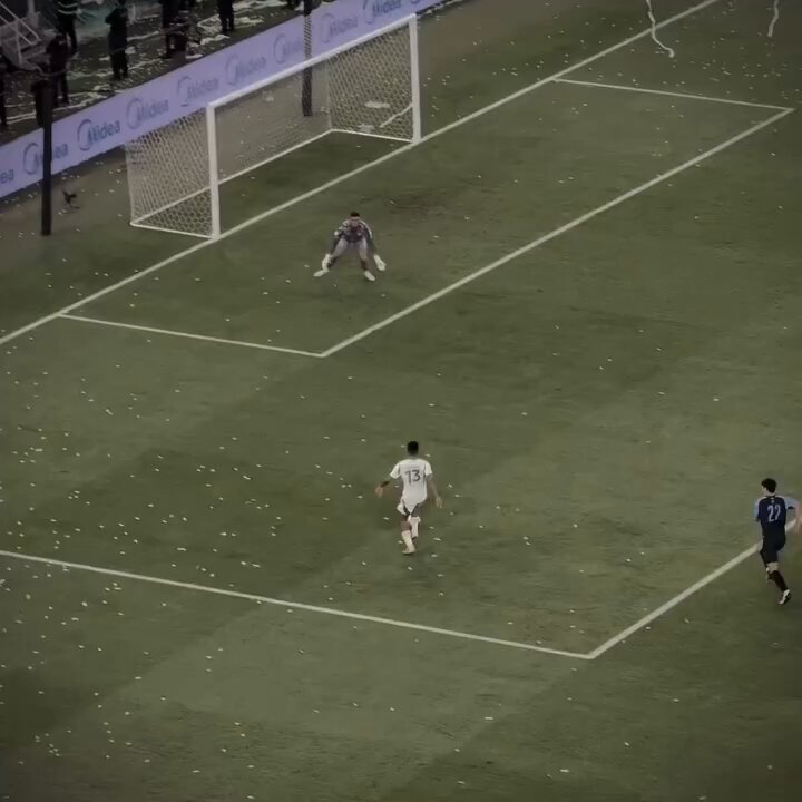 هذا اللاعب تحامل ع إصابته بالأدوار الاقصائية بالنخبة عشان يحقق البطولة مع الأهلي، هذا الموسم بدأ الاهلي بداية سيئه وخسر نقاط سهله كانت كافيه تخليه متصدر الدوري رجع جالينو يشارك مع الفريق رغم عدم جاهزيته إلا انه أنقذ الفريق وماتياس وحتى توني اختلف تمامًا بوجوه سوبر جالينو خلفه😢🤍