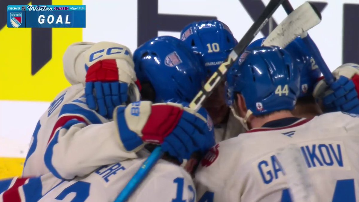 Artemi Panarin has made it 2-0 for the New York Rangers! 🍞 #WinterClassic 🇺🇸: NHLonTNT &amp; Actually HBO Max ➡️ 🇨🇦: Sportsnet &amp; TVA Sports ➡️