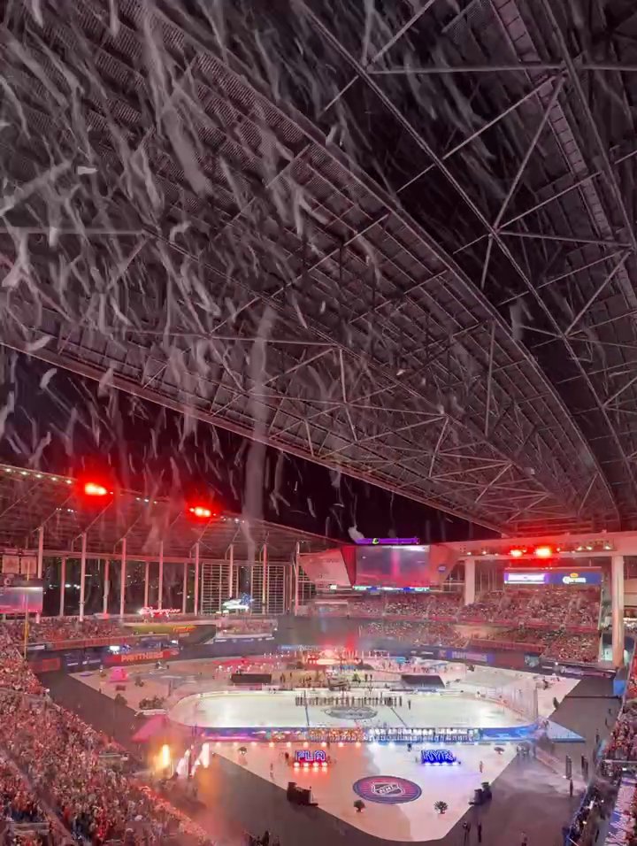Puck-drop temp for the first-ever outdoor hockey game in the state of Florida was CHILLING 63°F/17°C 😎 🏝️