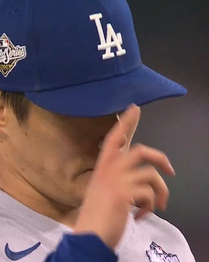 When Yoshinobu Yamamoto gave Vladimir Guerrero Jr. a hat tip before their matchup in Game 7 🤝 The ultimate respect 🫡