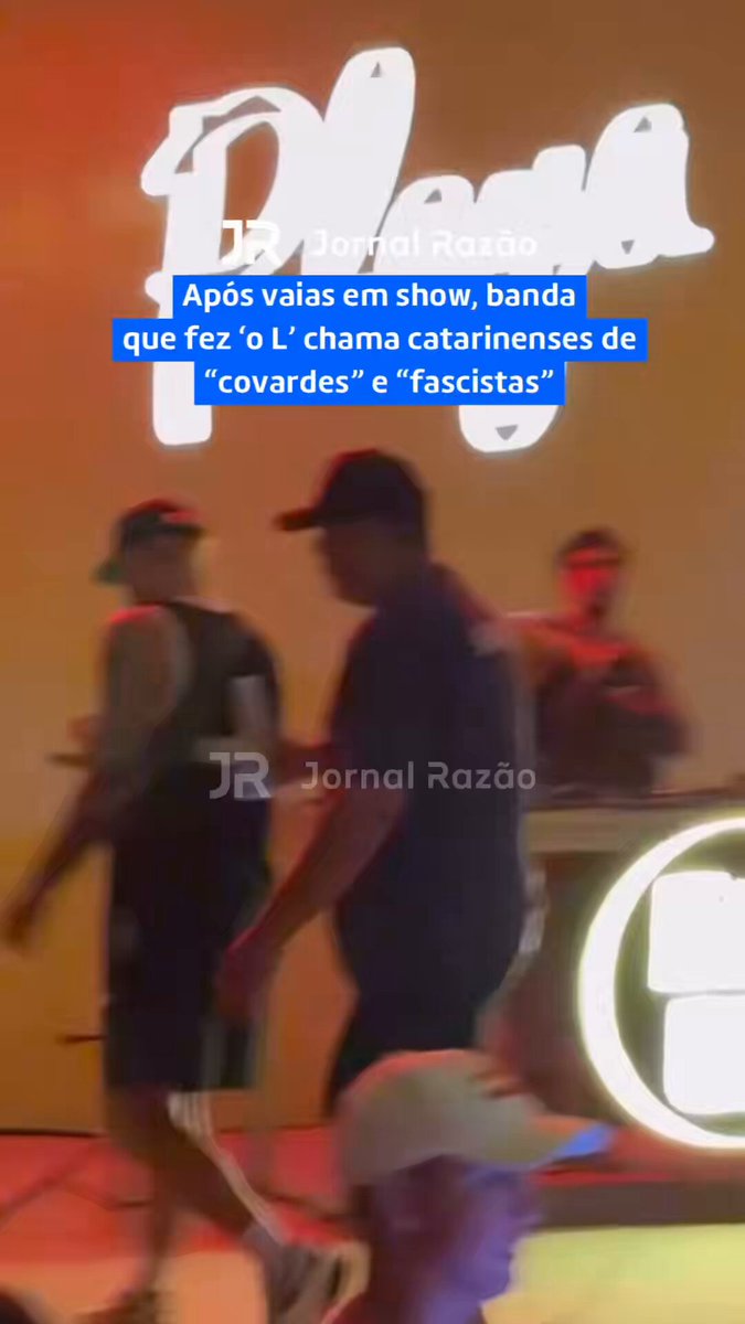 🚨🇧🇷 ‘Lacração’ termina em vaias e cantores expulsos do palco na Praia Brava, em Itajaí (SC), na noite desta sexta-feira (02). Integrantes do grupo Big Up fizeram manifestações políticas no palco. O público entendeu que houve comemoração pela prisão do ex-presidente Jair Bolsonaro e um dos músicos fez o gesto conhecido como “o L”. A reação foi imediata. Vaias, gritos de “ih, fora” e “uh, é Bolsonaro” tomaram conta do local, e o show foi interrompido antes do fim, com os artistas deixando o palco. Depois do episódio, a polêmica aumentou nas redes sociais. Integrantes da banda passaram a responder críticas e chamaram o público catarinense de “fascista”, “delinquente”, “ignorante” e “covardes”. Em um dos comentários, um músico escreveu que não queria “agradar fascista”. Em outros momentos, o grupo afirmou que “opinião não é crime”. ✍️ Leia a reportagem completa em 🔵 Acesse e receba nossas notícias em tempo real pelo WhatsApp gratuitamente. 🇧🇷 Siga Jornal Razão