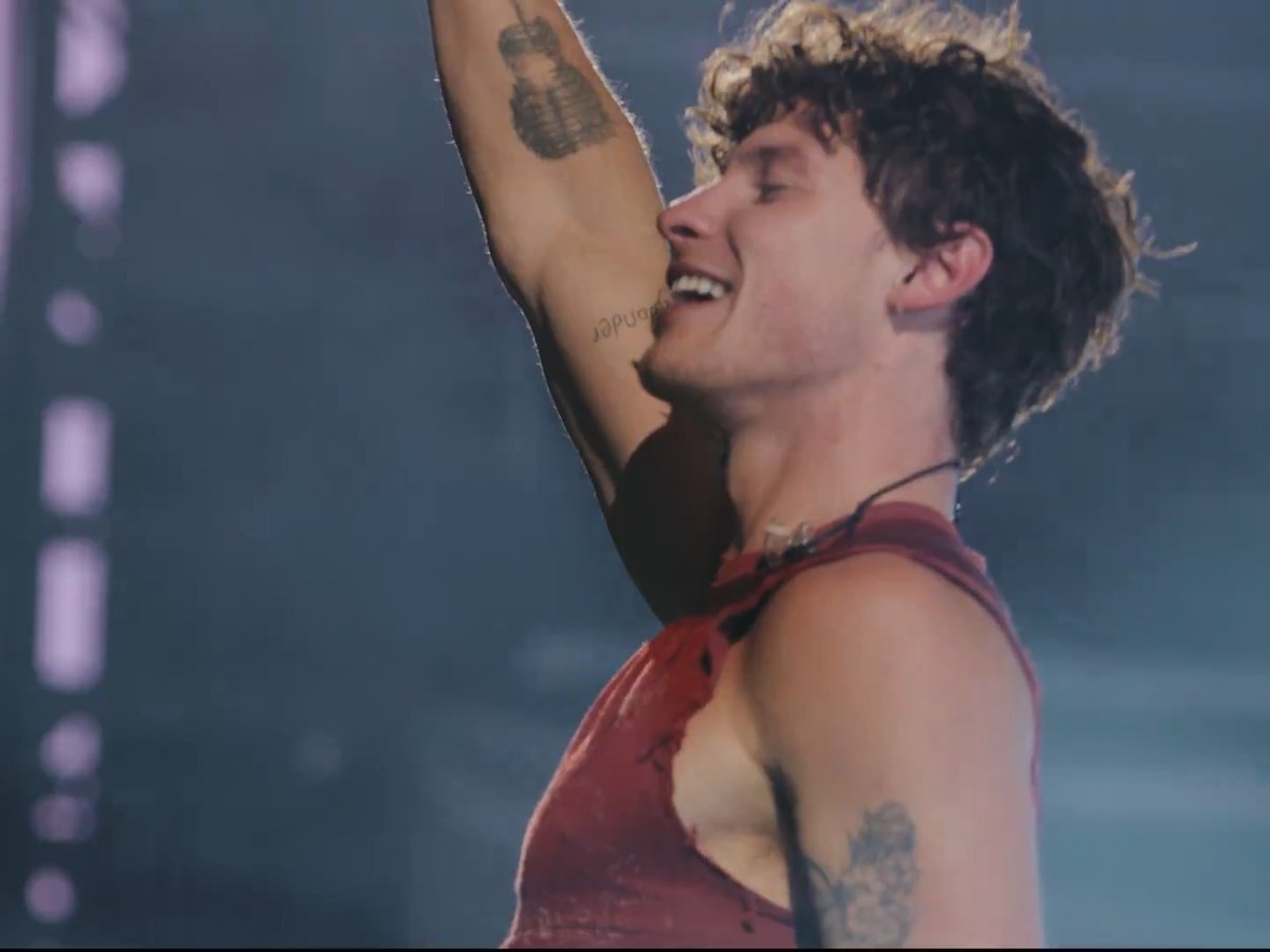 Lucas Pasin Lucas pasin esse foi o ano dele, em turne enchendo estádios pelo mundo todo, inclusive fez o lolla em março aqui no Brasil, ele merece ferias né, como jornalista é bom se informar antes de sair falando qualquer coisa na Internet