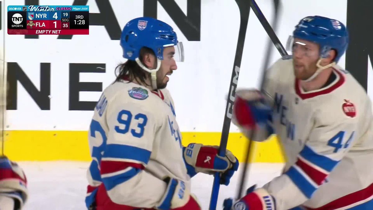 ZIBANEJAD HAS THE FIRST EVER WINTER CLASSIC HATTY 🎩🚨