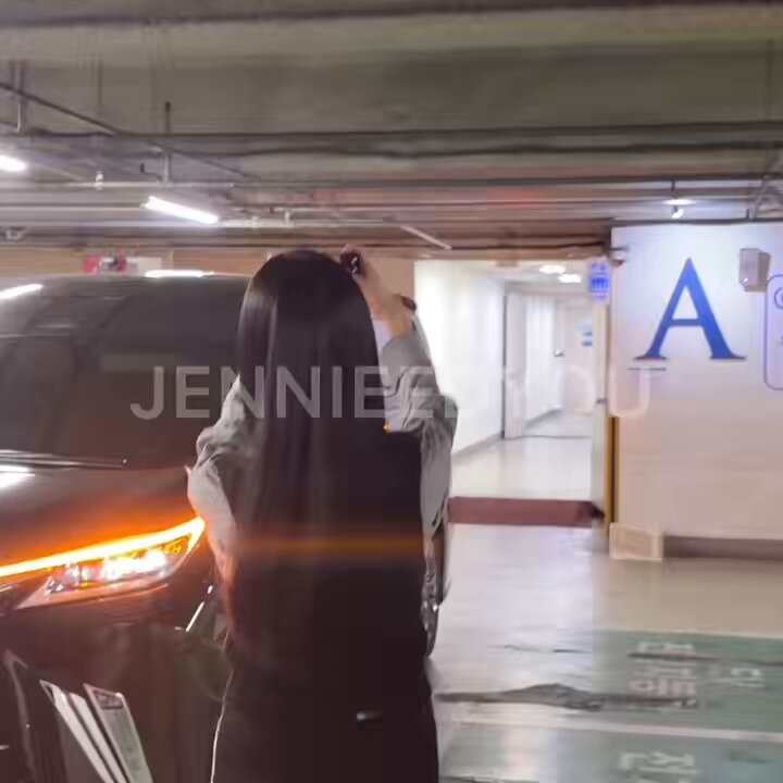 jisoo took video with the blinks while they were singing for her🥹