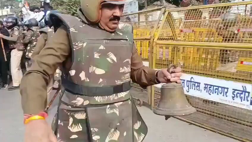 Indore Police Stole the GHANTA 🔔 from the Protest against 'Ghantey Ka Minister' Kailash Vijayvargiya. Nindaniya...