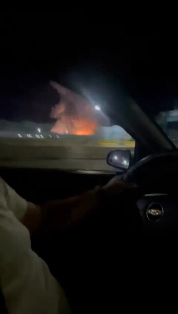 #3Ene Un civil venezolano muestra explosiones en Caracas.