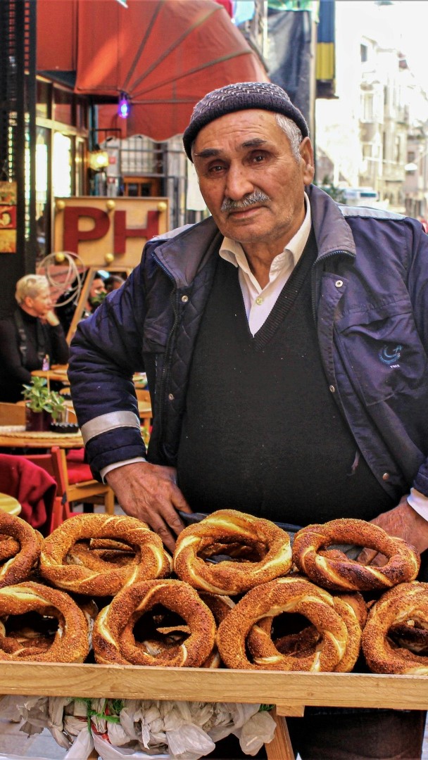 Le simit, petit pain symbole de l'inflation en Turquie 🥯🇹🇷 Passé de 3 à 20 livres turques en moins de cinq ans, soit 40 centimes d'euro, le simit, un pain rond troué comme un bagel, constitue maintenant le seul déjeuner de millions de travailleurs 🎙️ Enora Le Louarn