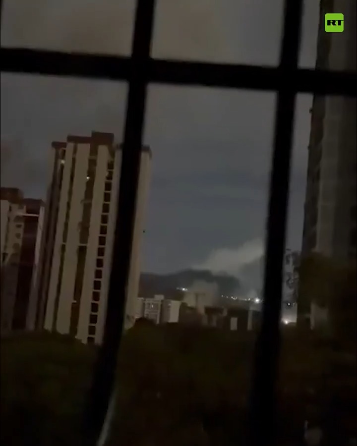 🚨🚁Helicóptero dispara contra objetivos terrestres en Caracas Captan a un helicóptero, presuntamente una aeronave estadounidense AH-1Z Viper, disparando cohetes contra objetivos terrestres en Caracas, Venezuela.