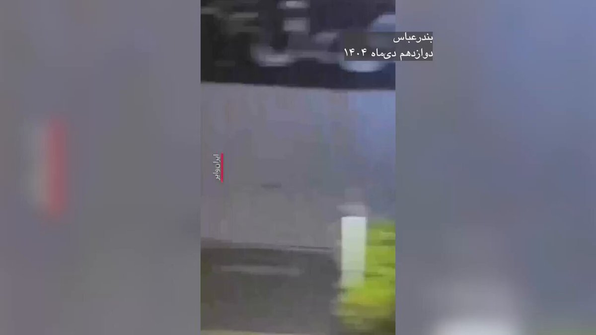 نیروهای امنیتی یک مرد را به زور در برابر دیدگان پسر کوچک و خانواده‌اش بازداشت می‌کنند. این قدرت نیست؛ این قساوت بی‌حد و مرز است و خشونت رژیم جمهوری اسلامی را آشکار می‌کند. زخمی که با بازداشت تمام نمی‌شود، بلکه این آسیب در میان خانواده، کودکان و نسل‌های آینده ریشه می‌دواند. مردم ایران شایسته‌ی عزت و جامعه‌ای هستند که در آن کودکان با ترس بزرگ نشوند. #ایران #اعتراضات_ایران #حمایت_از_ایران