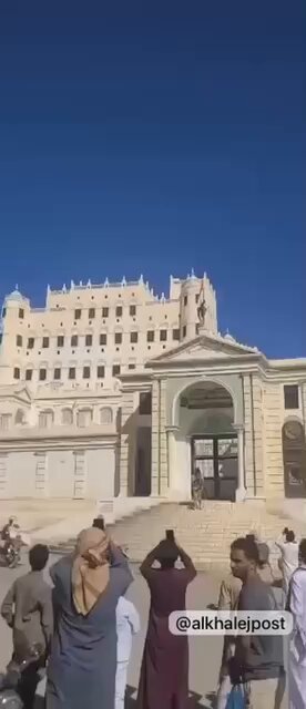 شاهد | بعد أن زرعت الإمارات في بلادهم المناطقية والتفرقة .. مواطنون يمنيون يعيدون الاعتبار لرايتهم الوطنية ويرفعون علم اليمن الواحد 🇾🇪 ويهتفون : بالروح بالدم نفديك يا يمن