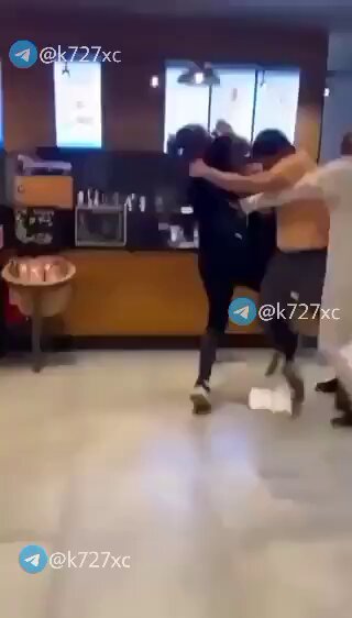 هذي مطاعم السعودية؟ وين الأمان؟ الواحد ما يقدر يودي عياله للمطعم وهو مطمّن، الوضع صار يخوّف