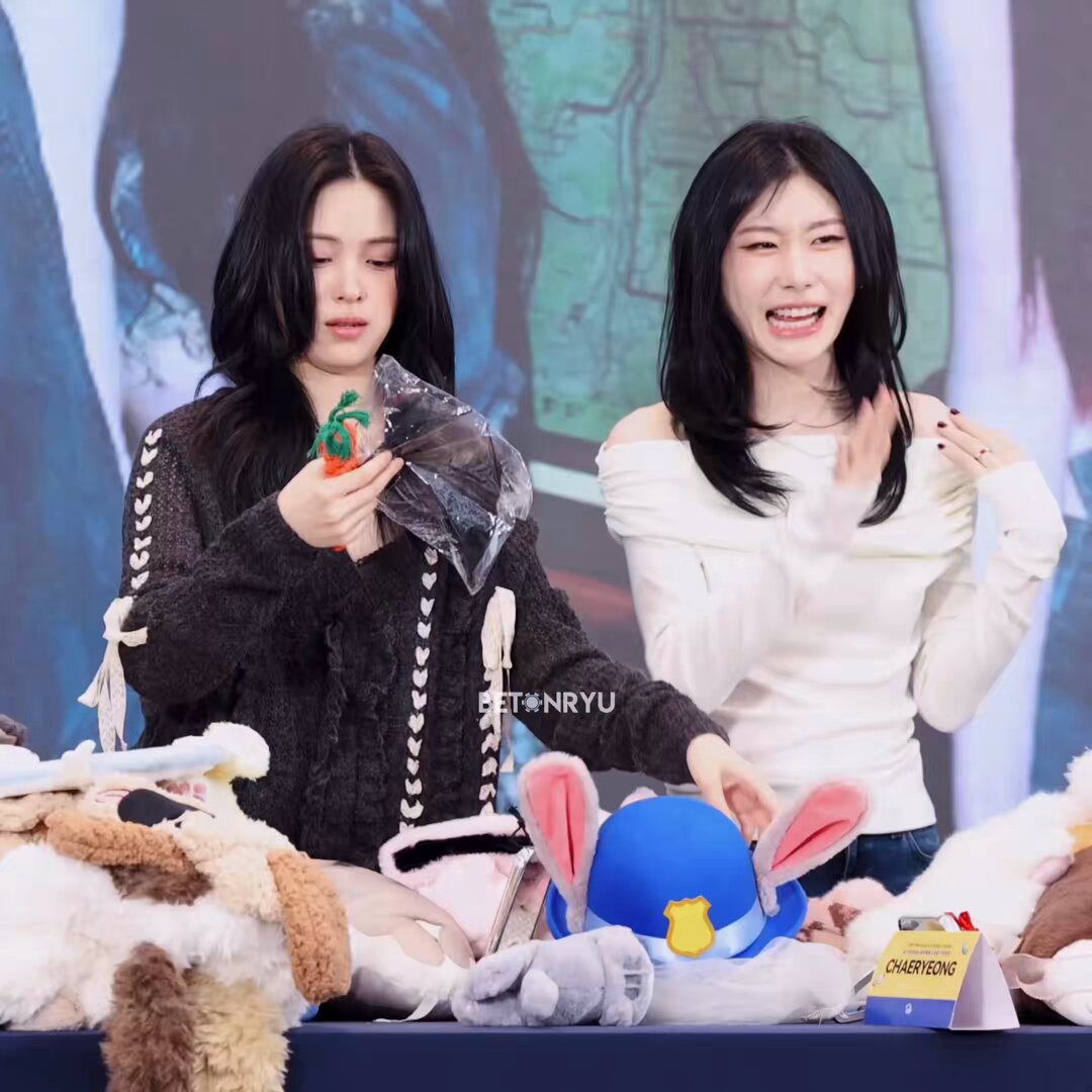 260103 스타리버 상하이2.0 ㄱㅇㅇ🐱🦊 🦊: 잠깐만요 류진이 바빠~ 🐱: 같이 뭐 할까? 🦊: 하트 -🐱🫶🏻🦊- 🐱🦊: 🙇🏻‍♀️🙇🏻‍♀️ #있지 #ITZY #류진 #RYUJIN #채령 #CHAERYEONG #공일즈 ITZY