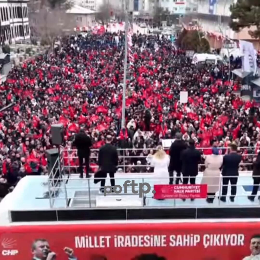 Özgür Özel: “Tayyip Bey, yılın ilk gününde eksi dört derece sıcaklıkta karın altında, Çankırı'da müzenin önündeki meydandayım. Meydan tıklım tıklım. Biz buradayız. Sıcak salonların adamı Erdoğan, sen neredesin?”